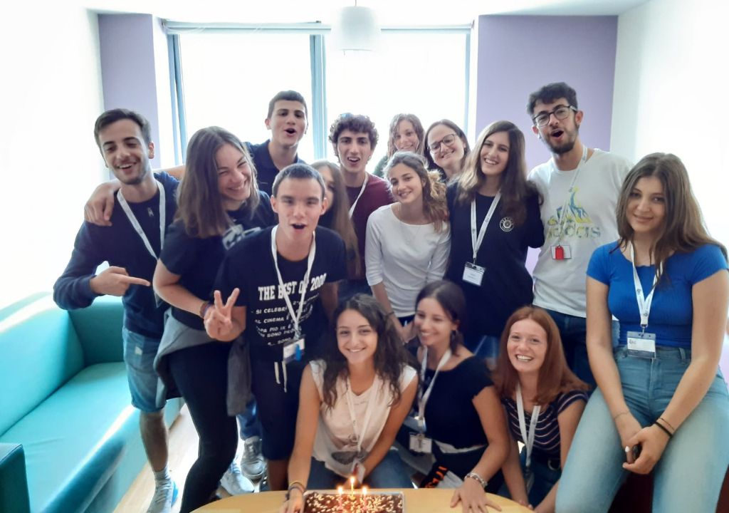 Studenti italiani festeggiano un compleanno in college alla Metropolitan University of Toronto durante il soggiorno studio , EstateINPSieme